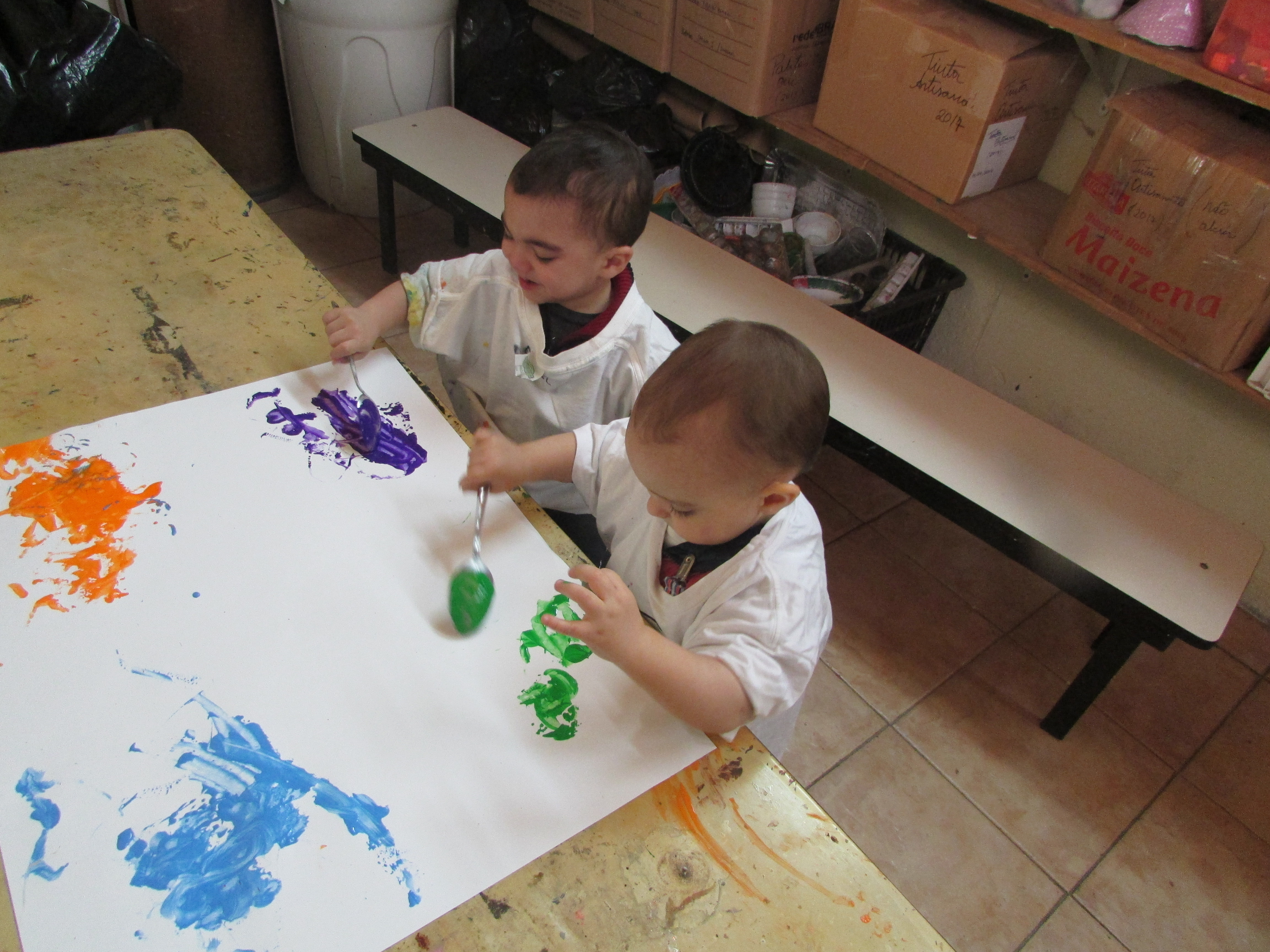 Presenteie seus filhos com nossos Kits de Telas de Pintura, completos com tinta guache, pincel e manual de mistura de cores. Estimule a criatividade e coordenação motora das crianças de maneira divertida